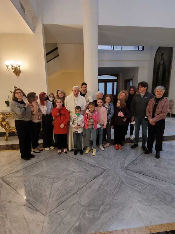 Antes de partir hacia Malta, el Papa Francisco se encuentra con algunas familias ucranianas acogidas por Sant'Egidio